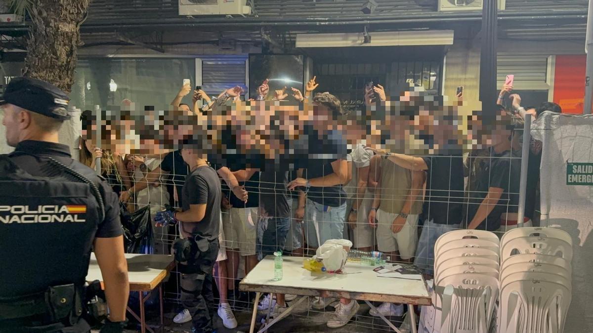 Grupo de jóvenes en el exterior del Racó Jove tras el ataque con espray de pimienta.