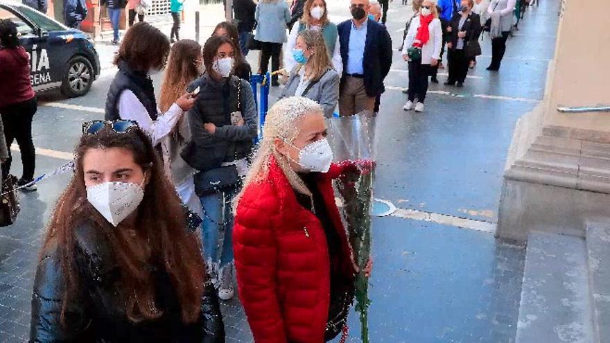 Un centenar de personas esperaban para ver a la Patrona a mediodía.