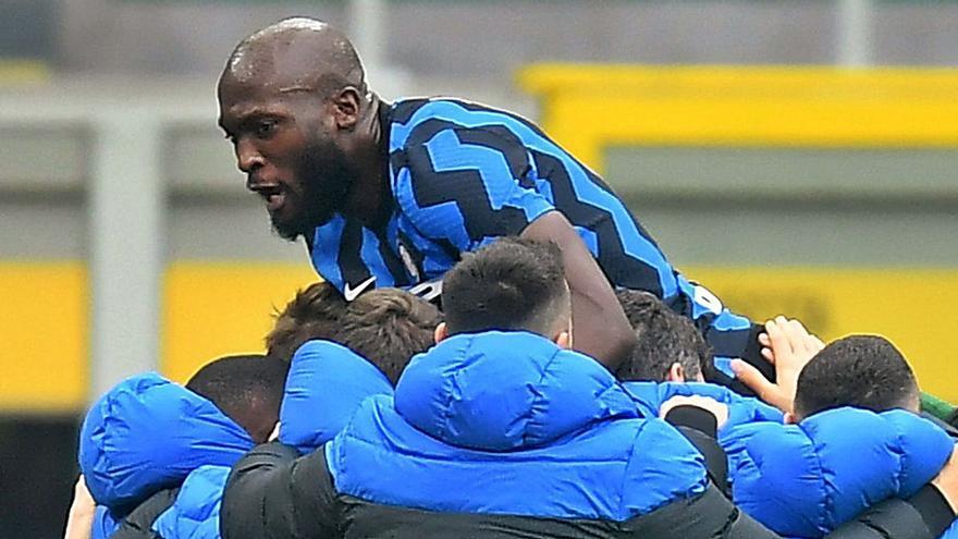 Lukaku celebra con sus compañeros el segundo gol del argentino Lautaro Martínez. | // DANIELE MASCOLO