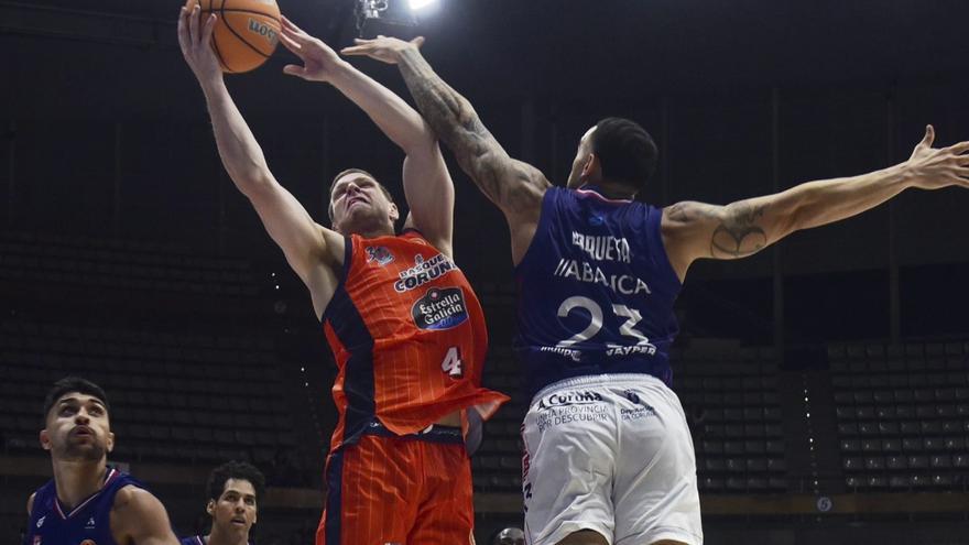 Paul Jorgensen entra a canasta ante la defensa de Yunio Barrueta en la semifinal de la Copa Galicia.
