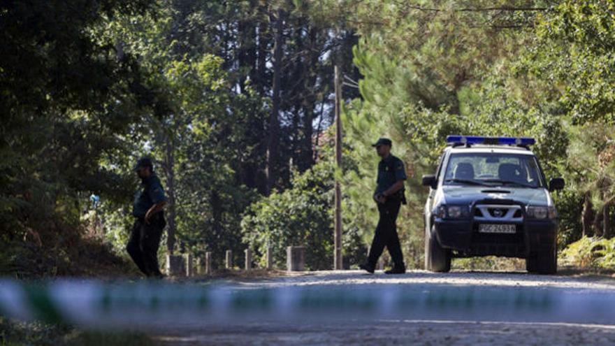 Agentes de la Guardia Civil en el lugar de los hechos el pasado domingo // Oscar Corral