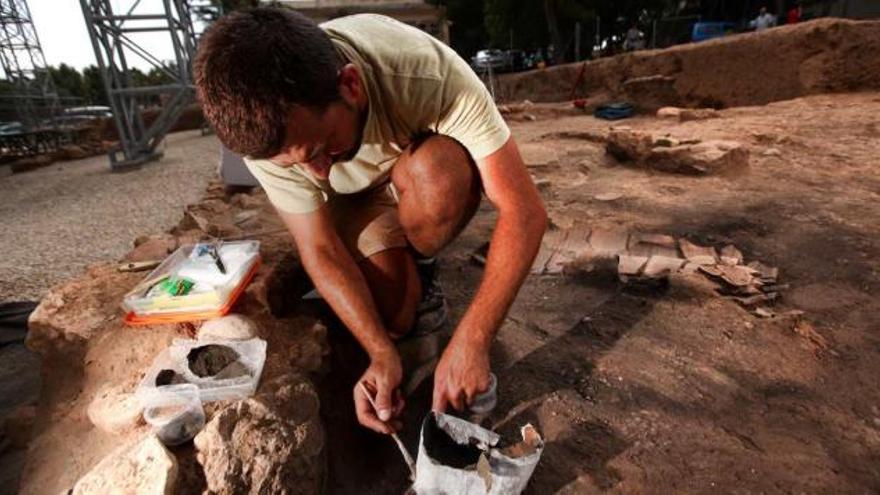 Los arqueólogos y el restaurador de la excavación se afanaban ayer por extraer los restos hallados en la Villa Romana.