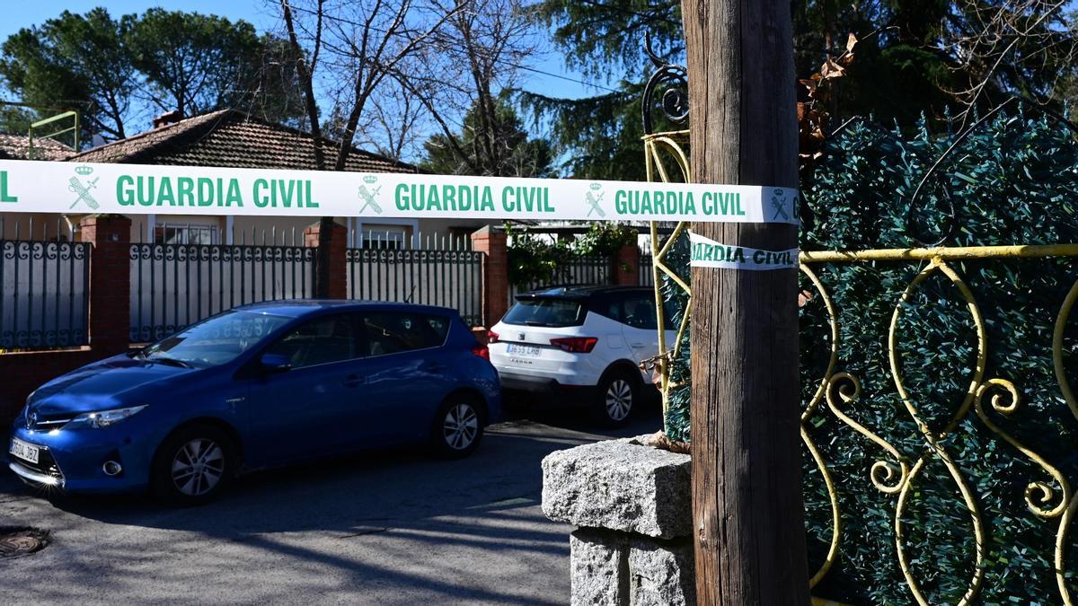 La Calle Oeste de Majadahonda, acordonada por la Guardia Civil.