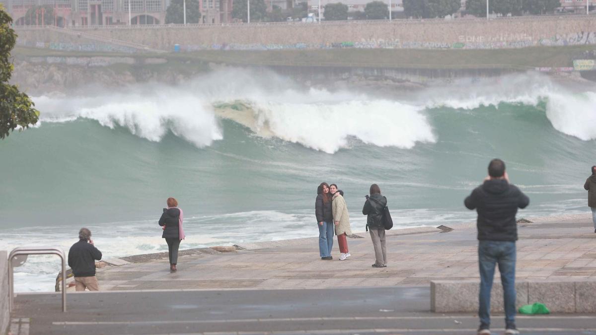 Personas se hacen fotografías en la rotonda de las Esclavas durante el temporal marítimo del sábado.