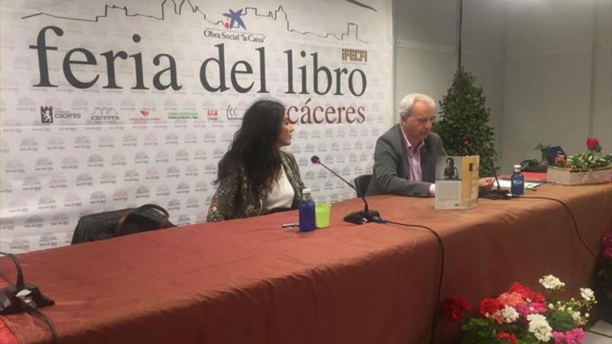 López Barrio ensalza en Cáceres la capacidad de la literatura para definir a las personas