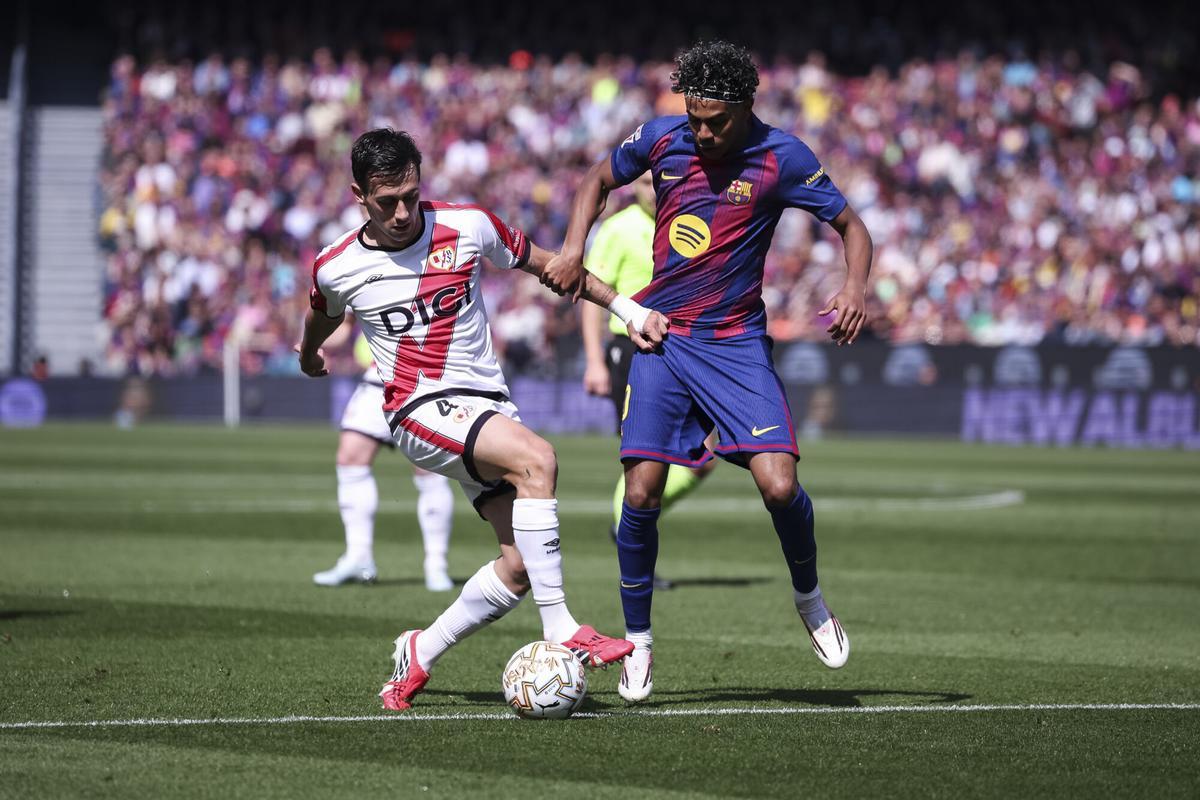 Lamine Yamal trata de irse de Pedro Díaz. Lamine Yamal trata de irse de Pedro Díaz.