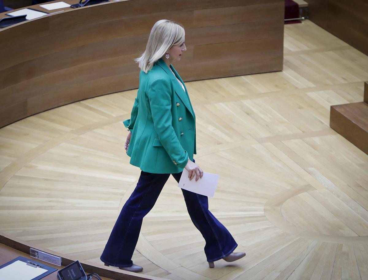 La consellera Salomé Pradasm, en un pleno de las Cortes Valencianas.