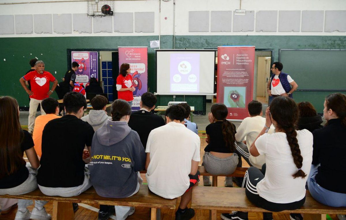 Un grupo de alumnos, atendiendo a las explicaciones de Susana Portela. | G.Núñez