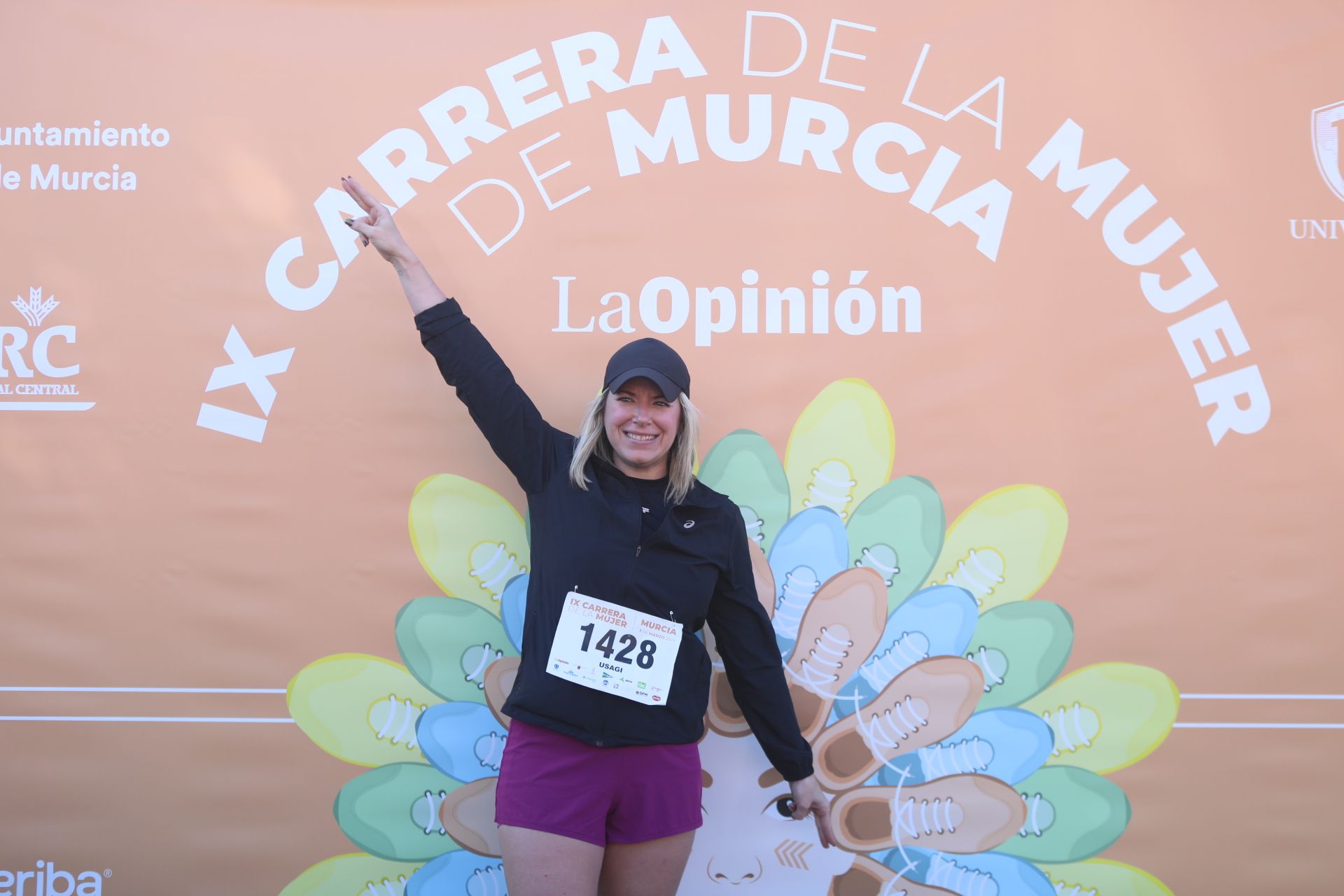 Las participantes posan en el photocall tras finalizar la Carrera de la mujer de Murcia