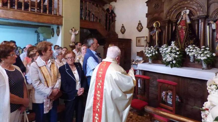 El sacerdote Agustín Hevia bendice a la Virgen.