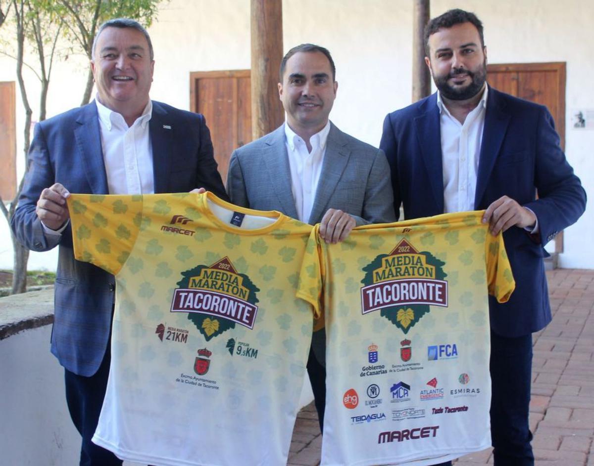 De izquierda a derecha Gil, Díaz y Hernández posan con las camisetas. | | E.D.