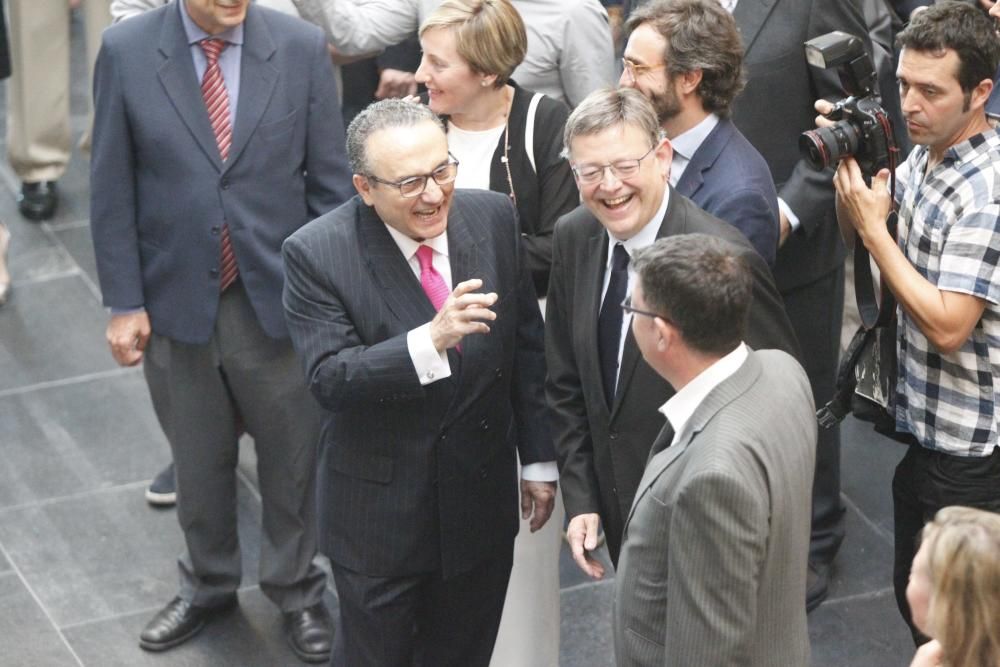 Javier Moll, presidente de EPI conversa con Enric Morera, president de les Corts Valencianes y Ximo Puig, president de la Generalitat Valenciana en la gala del 25º aniversario de Levante de Castelló.