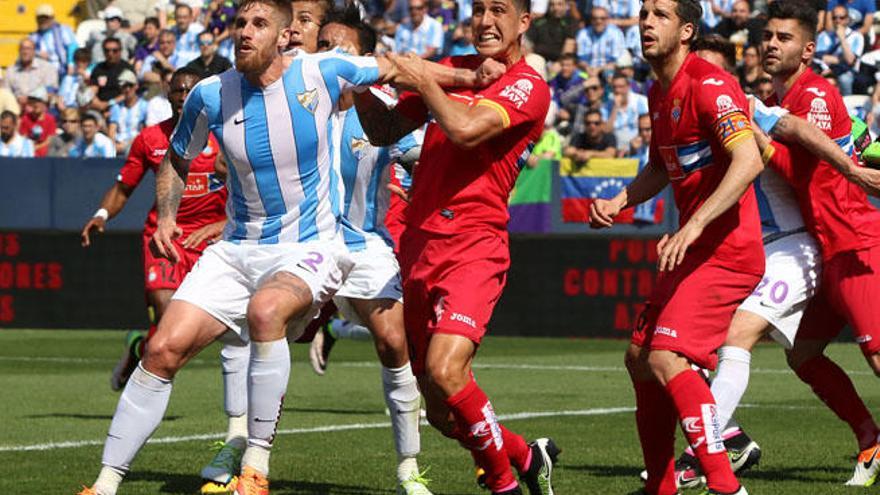 Raúl Albentosa pelea por la posición con Óscar Duarte en un córner durante el partido disputado ayer ante el Espanyol.