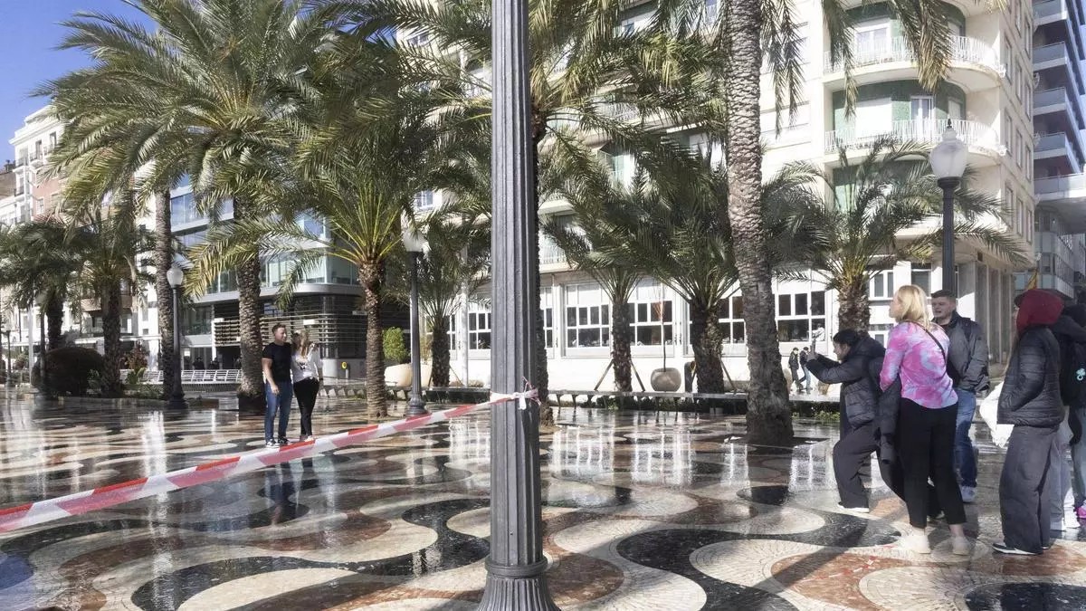 La Explanada de Alicante, cerrada por alerta pero abierta a los selfies