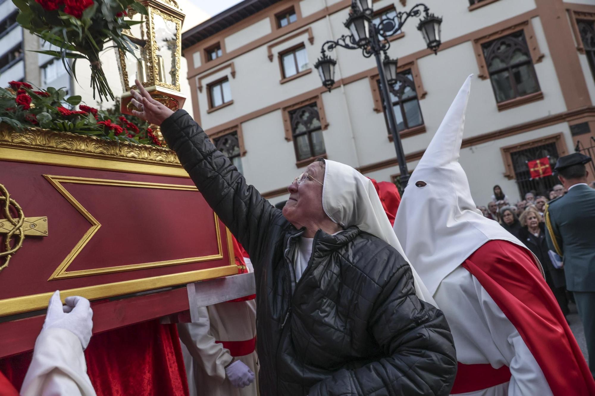 "Toda su vida fue maltratado y finalmente alguien miraba por él": las fotos de la procesión de Jesús Cautivo en Oviedo