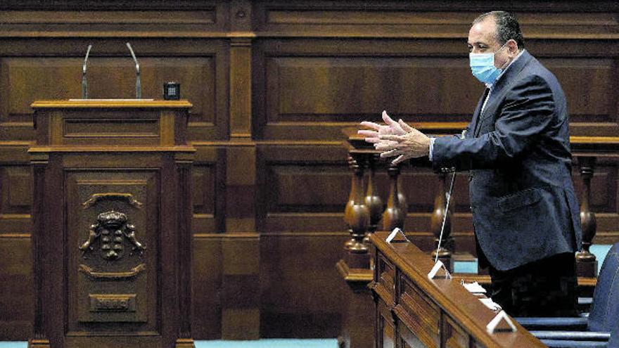 Blas Trujillo ayer, solo en la bancada del Gobierno de Canarias dando cuenta de la situación del SCS en el pleno.