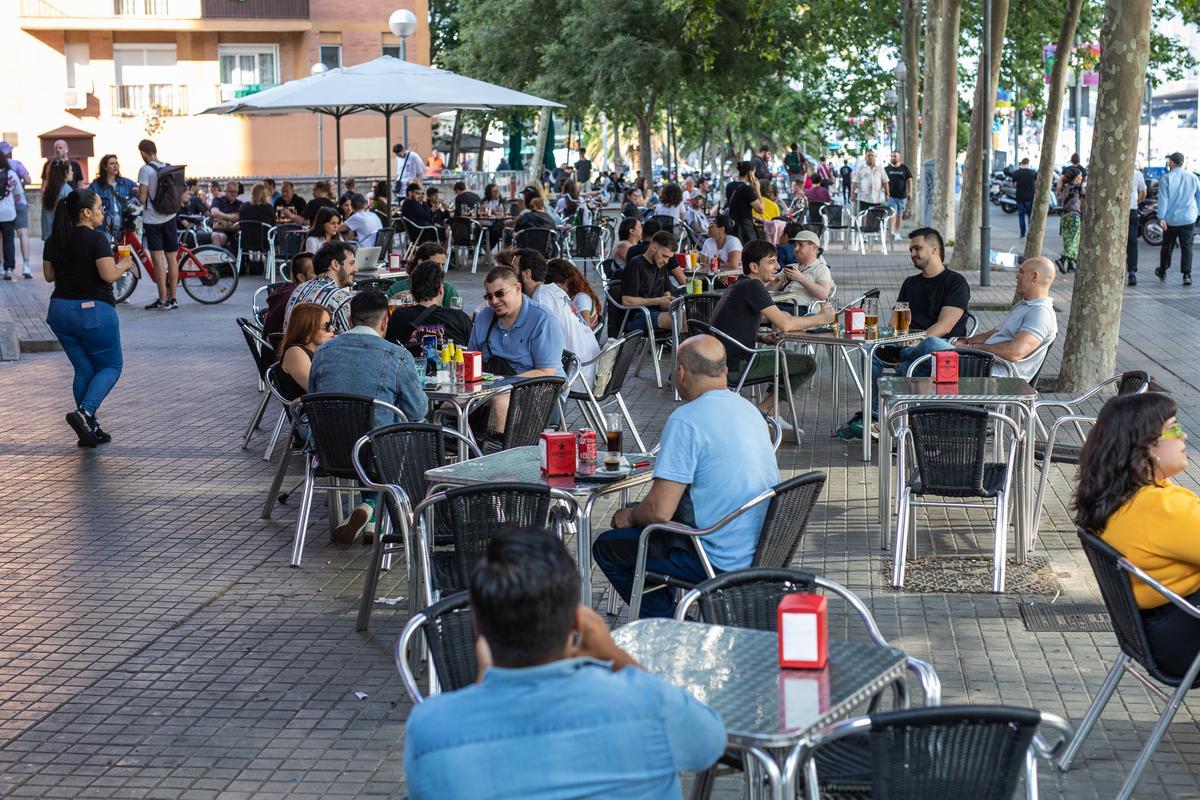 Ambiente en las terrazas de los bares de las inmediaciones del Fòrum al inicio de la primera jornada del Primavera Sound 2023