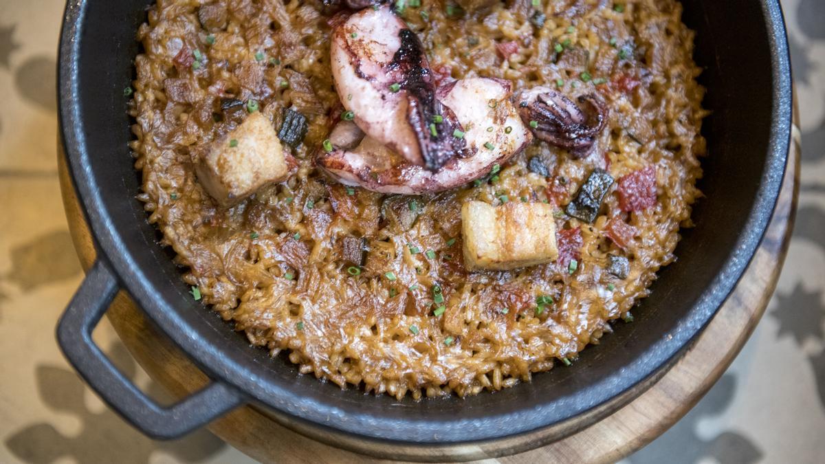 El arroz con 'cansalada del coll' y calamares.