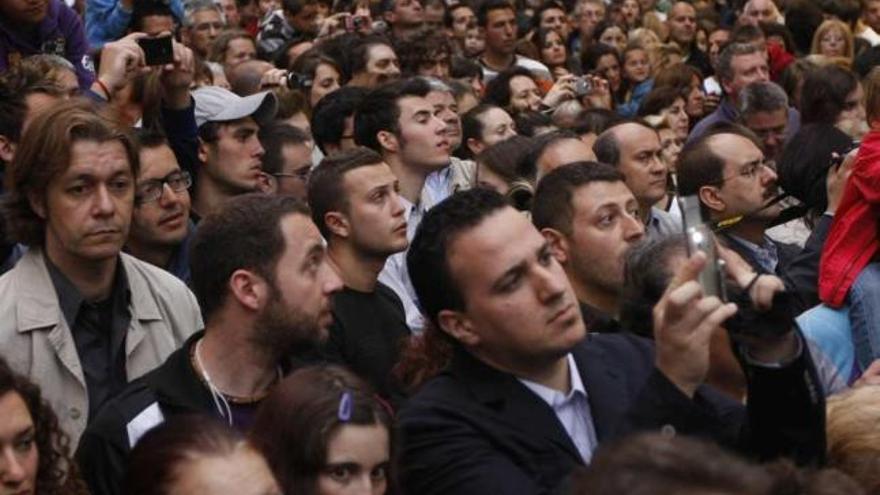 Ubicuidad de la muchedumbre. El elevado número de nazarenos que desfila en estos días por las calles de Málaga no tiene nada que envidiar al de los espectadores.