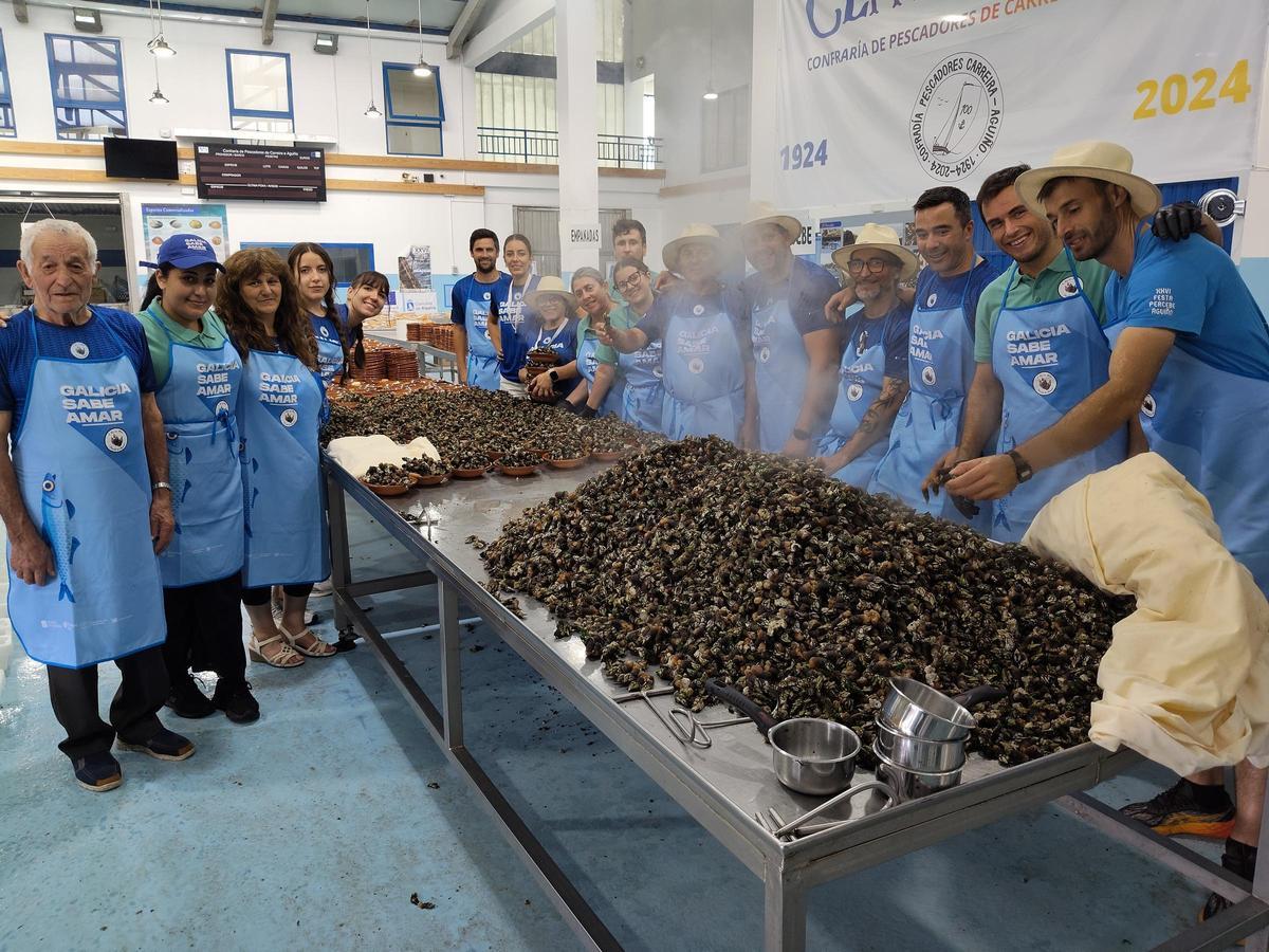 Equipo de cocineros y cocineras de la Festa do Percebe de Aguiño.