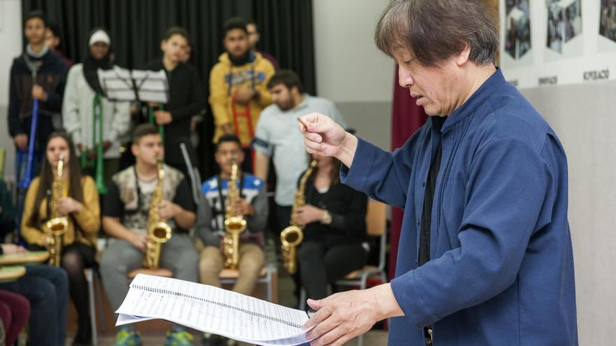 Alumnes del Guillem Catà i la Coral Infantil de les Escodines es posen a les ordres del mestre Ono