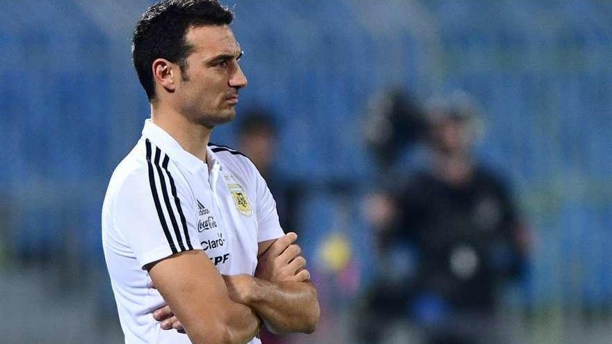 Lionel Scaloni observa a su equipo desde la banda en uno de los partidos que ejerció como técnico principal.