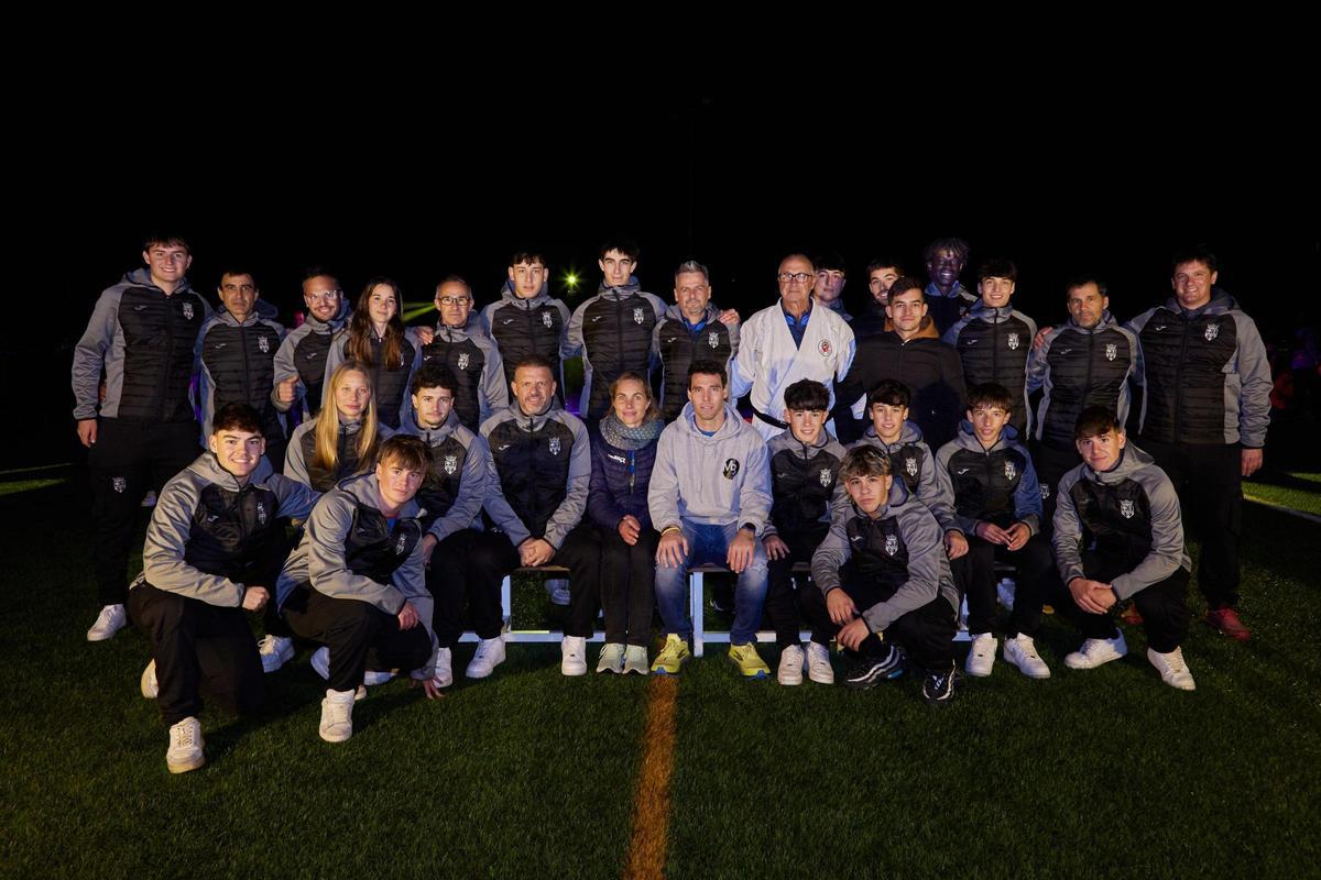 El grup d'entrenadors i tècnics del club, tots ells formats