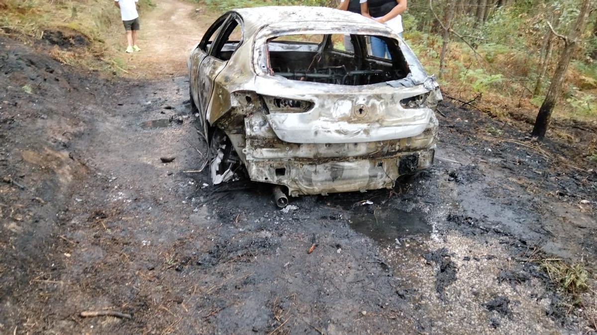 El coche quedó calcinado en una zona de monte de Bembrive