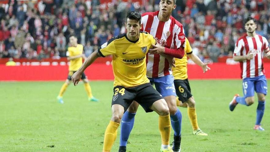 El rojiblanco Pablo Fernández intenta anticiparse a Luis Hernández.