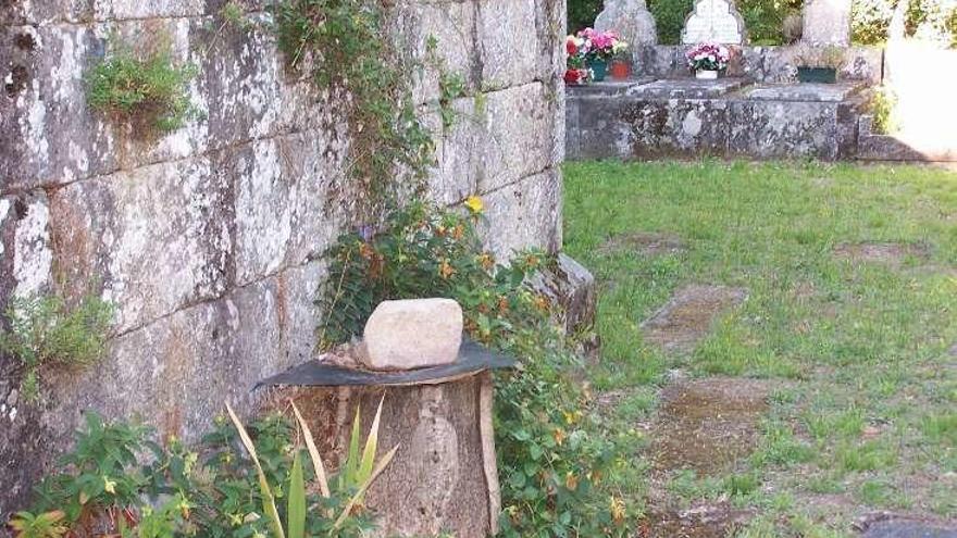 Nido de abejas o avispas en el cementerio de Moldes // L.F.