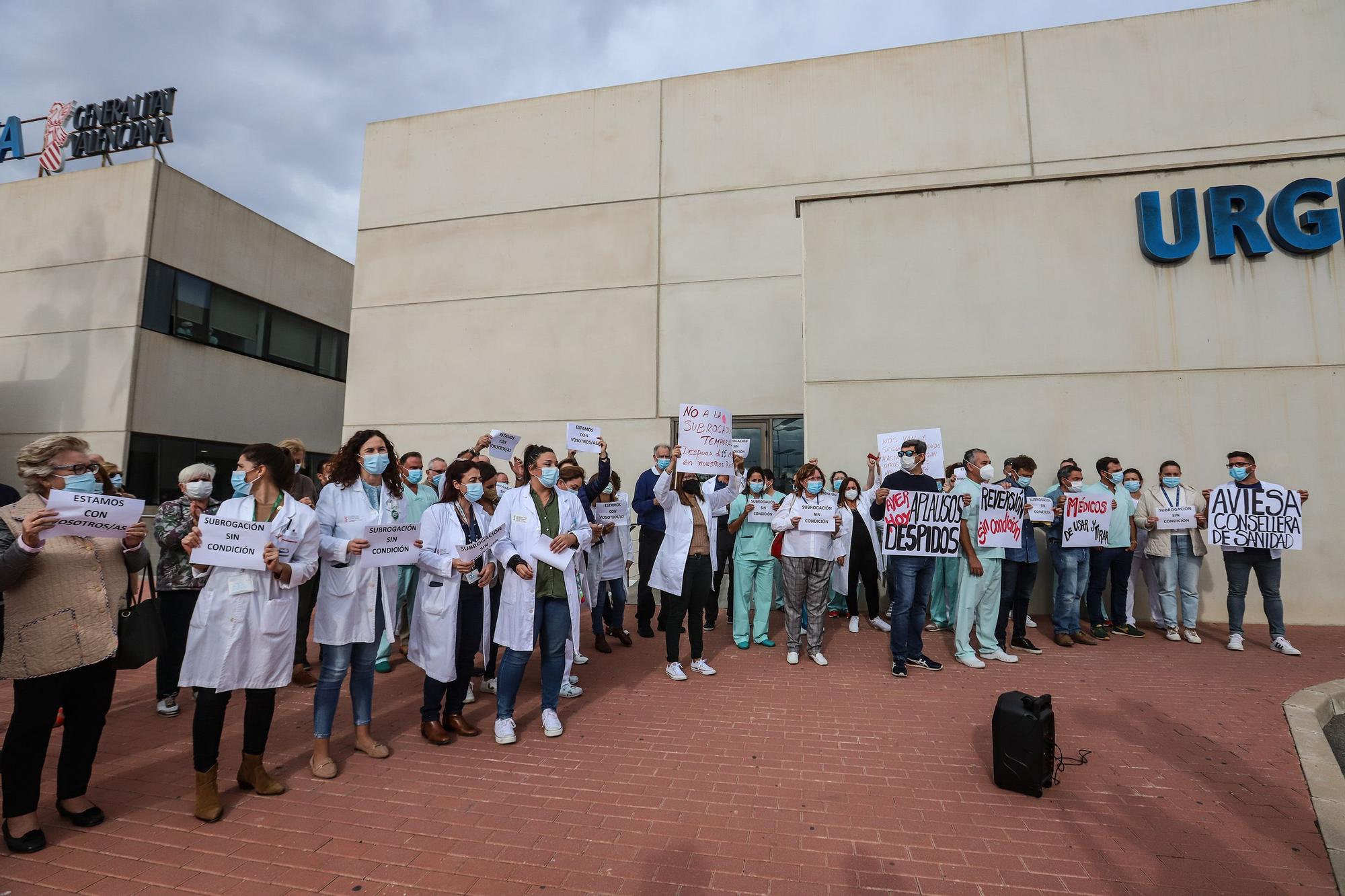 Protesta de los médicos sin MIR a las puertas del Hospital Universitario de Torrevieja