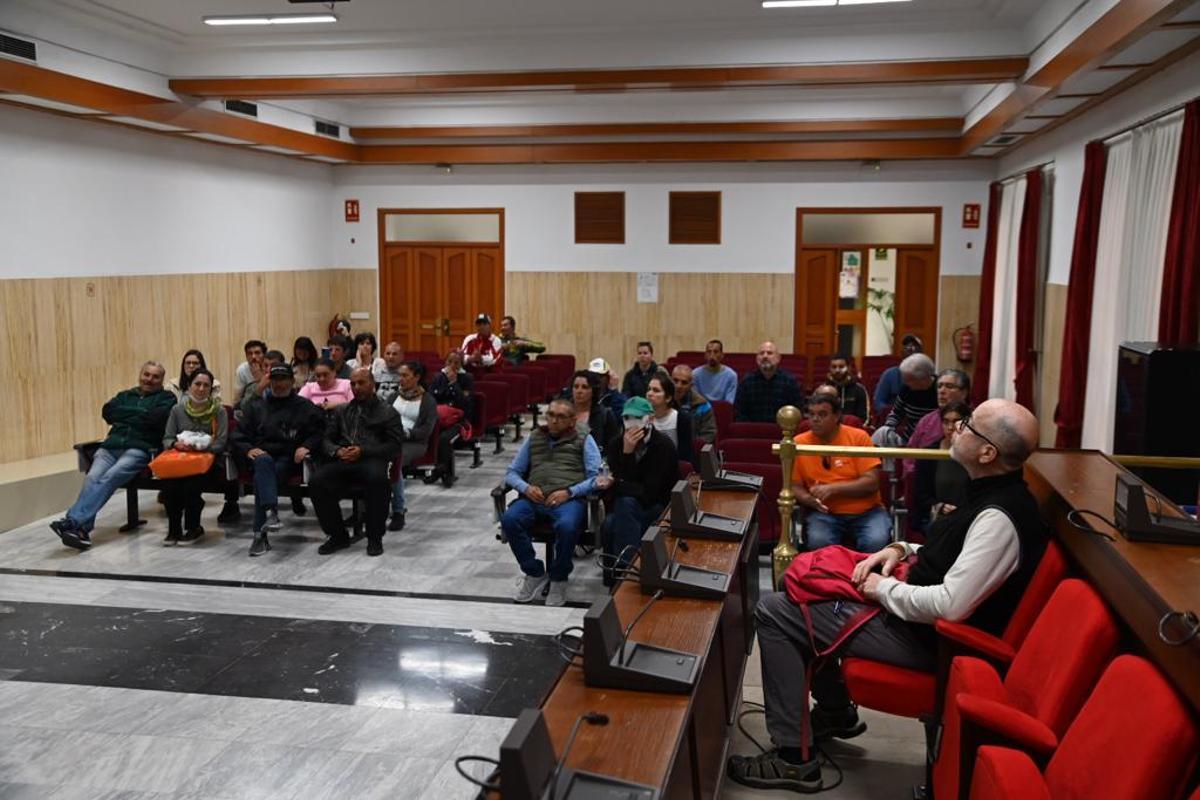 Asistentes a la actividad en el salón de plenos del Ayuntamiento.