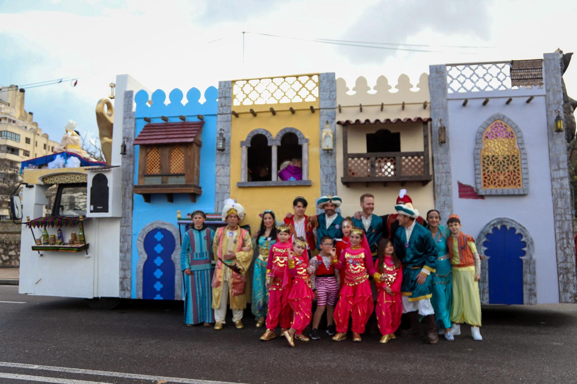 GALERÍA | Los pacenses arropan a los artefactos en su desfile del sábado en Badajoz