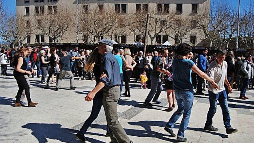 Gent ballant a la plaça del Camp al ritme dels Bon Hop de Swing