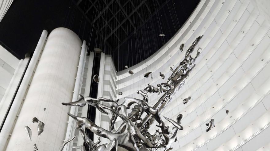 La escultura ‘Splash’ preside el interior de la Torre del Agua, pero fue desmontada y luego reinstalada. | ÁNGEL DE CASTRO