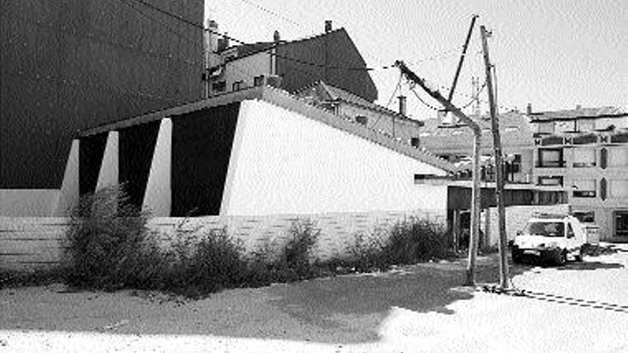 Estado exterior del edificio de la &quot;galescola&quot; de Arcade, situada en las inmediaciones del puerto. / JESÚS DE ARCOS