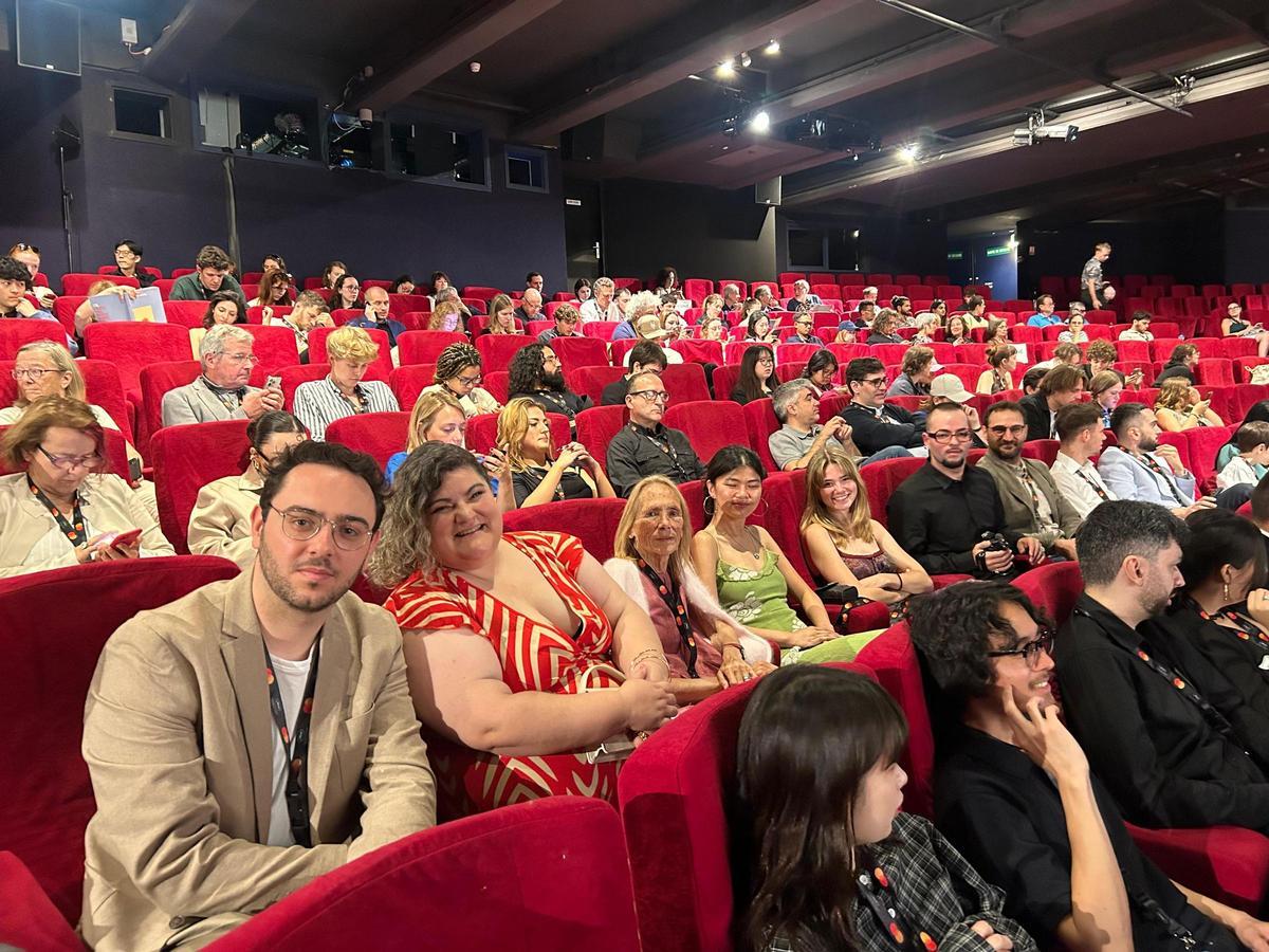 Marc Camardons (primero por la izquierda), junto a sus actrices y su equipo en la proyección de 'Per bruixa i metzinera' en Cannes.