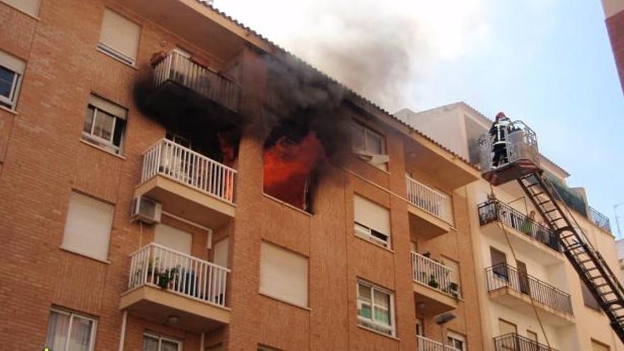 Desalojan un bloque de viviendas por un incendio en Castelló