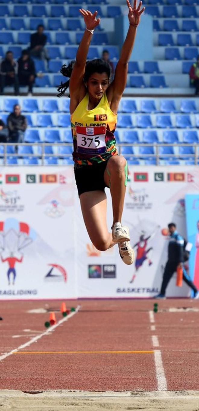 Vidusha Lakshan de Sri Lanka compite en la final de triple salto femenino en los 13º Juegos del Sur de Asia (SAG) en Katmandú.