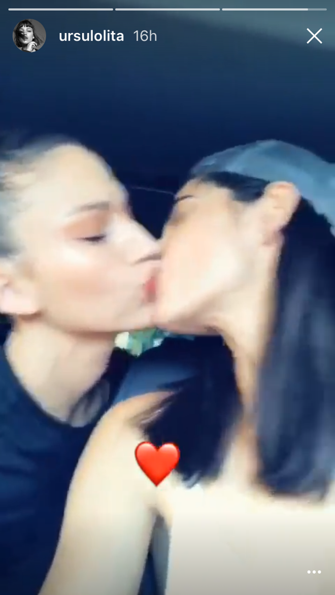 El beso de Úrsula Corberó y Alba Flores