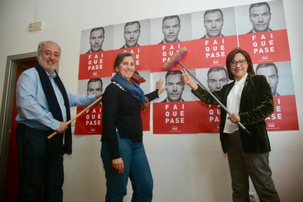 Elecciones Generales 2019 | Pegada de carteles para el 28A en Pontevedra