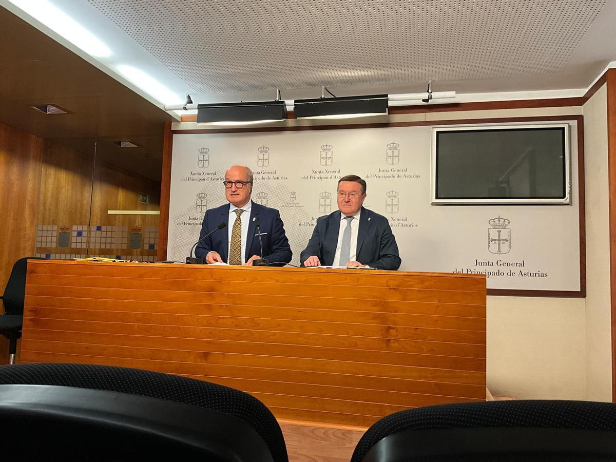 Los diputados del PP Luis Venta y Rafael Alonso, este martes en la Junta General.