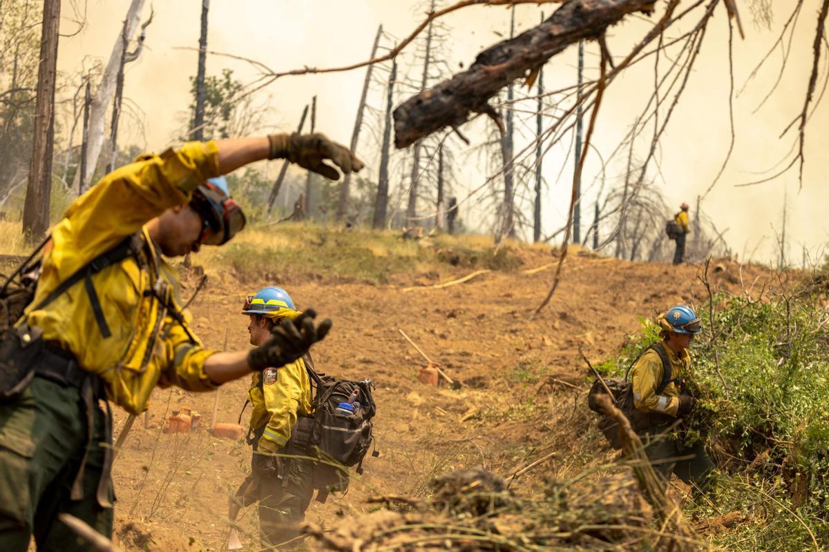 Un violento incendio amenaza el Parque Nacional de Yosemite en California