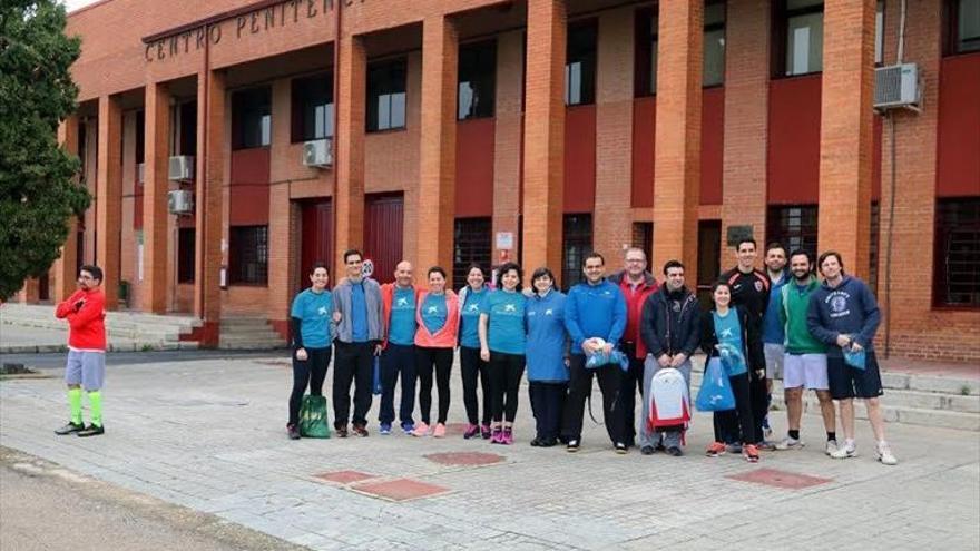 Voluntarios de la Caixa juegan al fútbol con presos en la cárcel