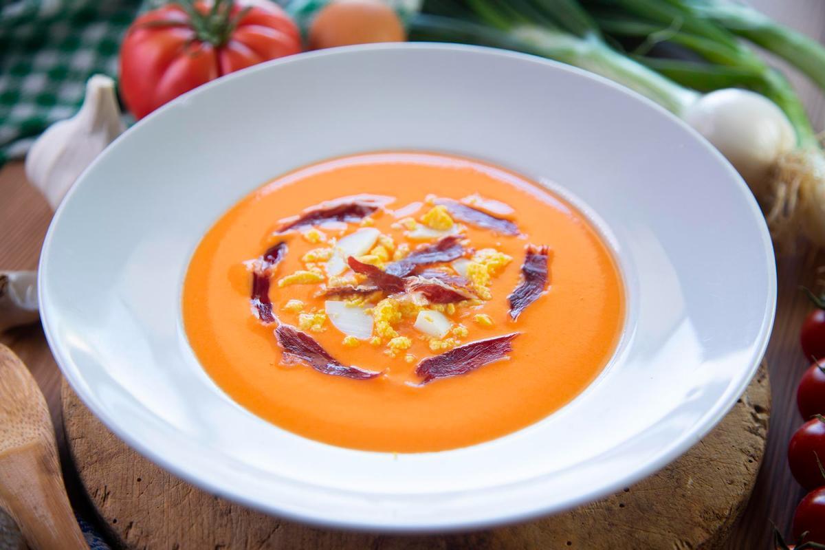 El salmorejo, una sopa fría hecha con tomate y pan, servida con jamon y huevo.