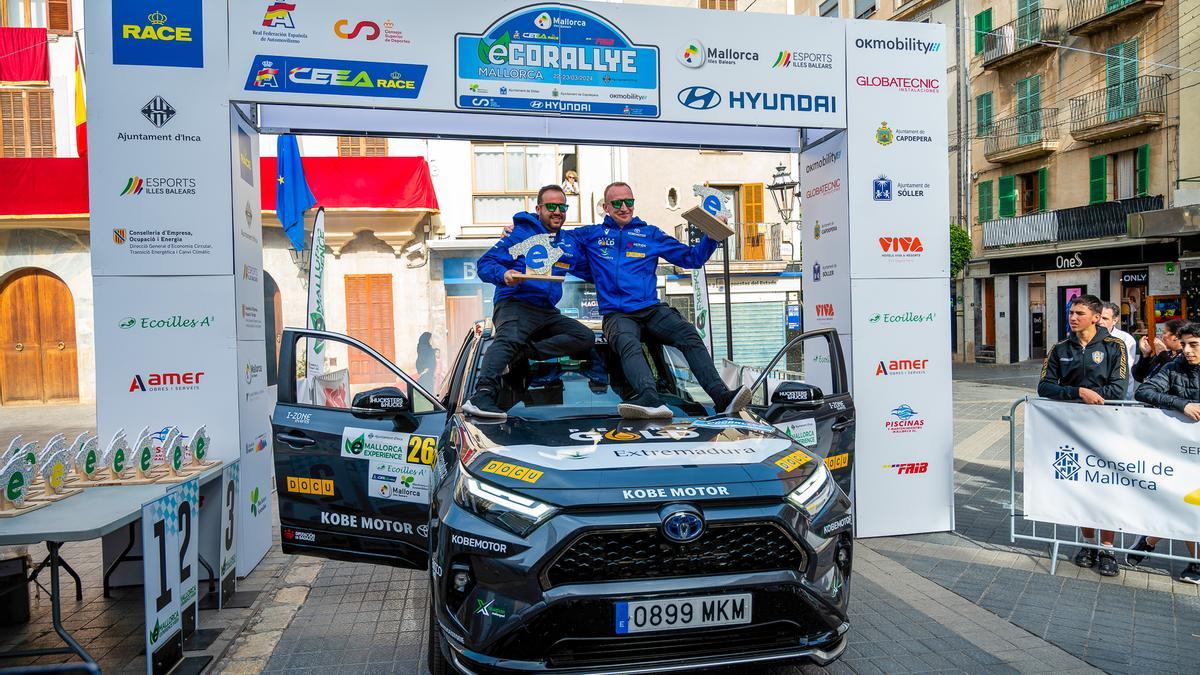 Mario Osma y Ángel Santos, tras imponerse en el Eco Rallye Mallorca.