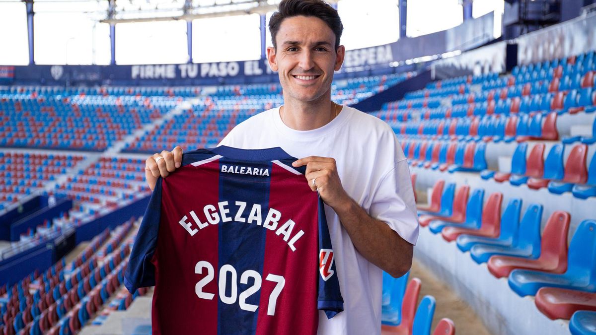 Elgezabal posa con la camiseta de su renovación.
