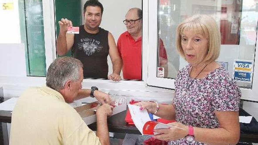 Un socio muestra el carné en las oficinas de O Couto. // Iñaki Osorio