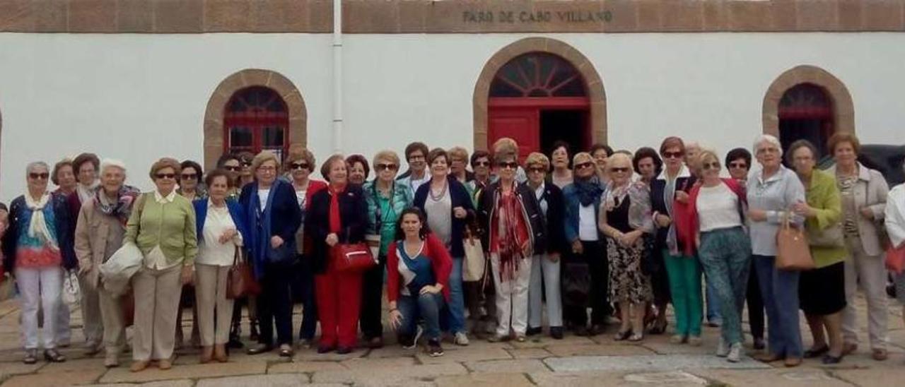 Las integrantes de Ategal Vigo, en su visita al faro de Cabo Vilán.