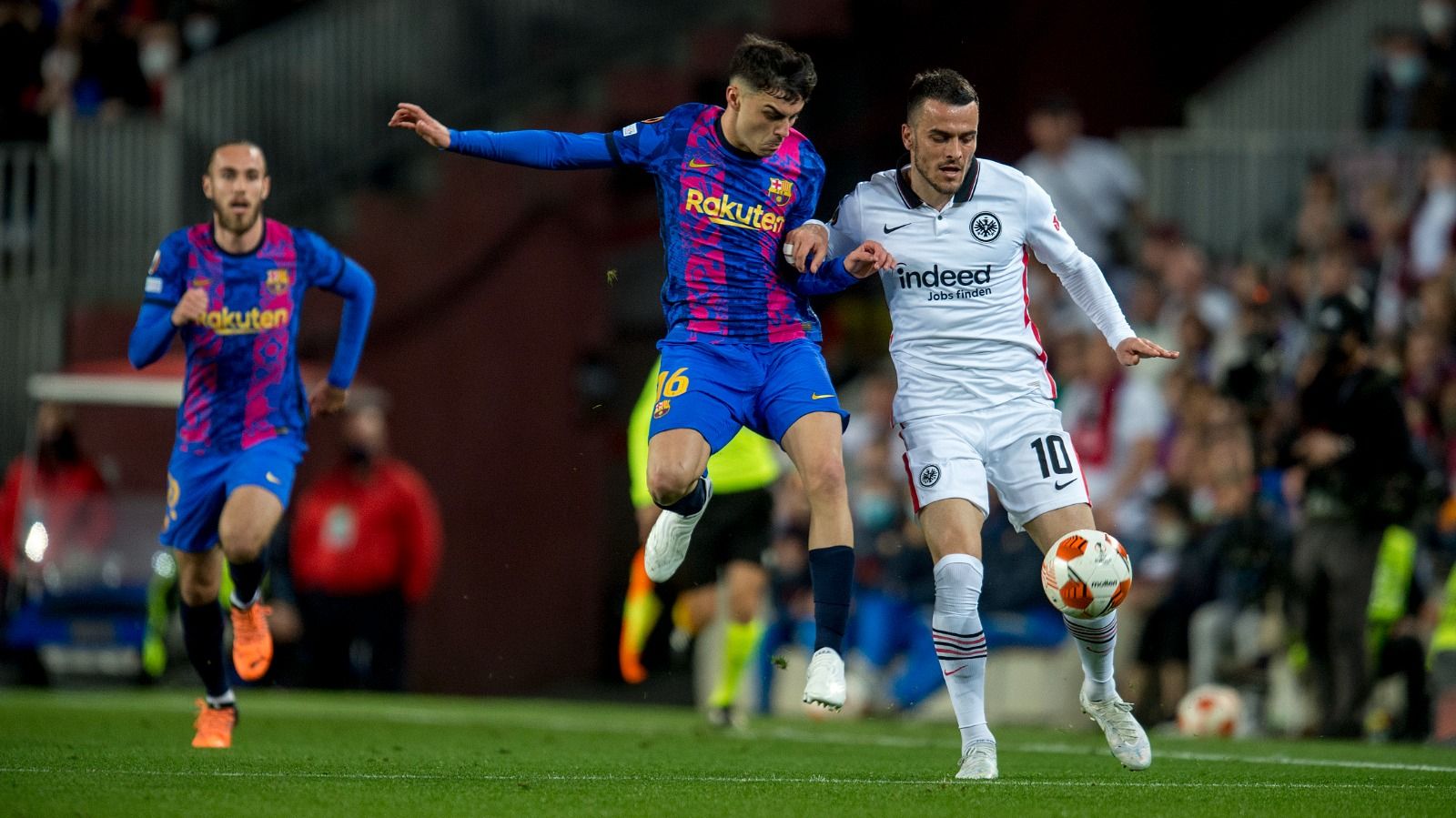 Pedri pelea por un balón con Kosti, el jugador del Eintracht, en el Camp Nou.